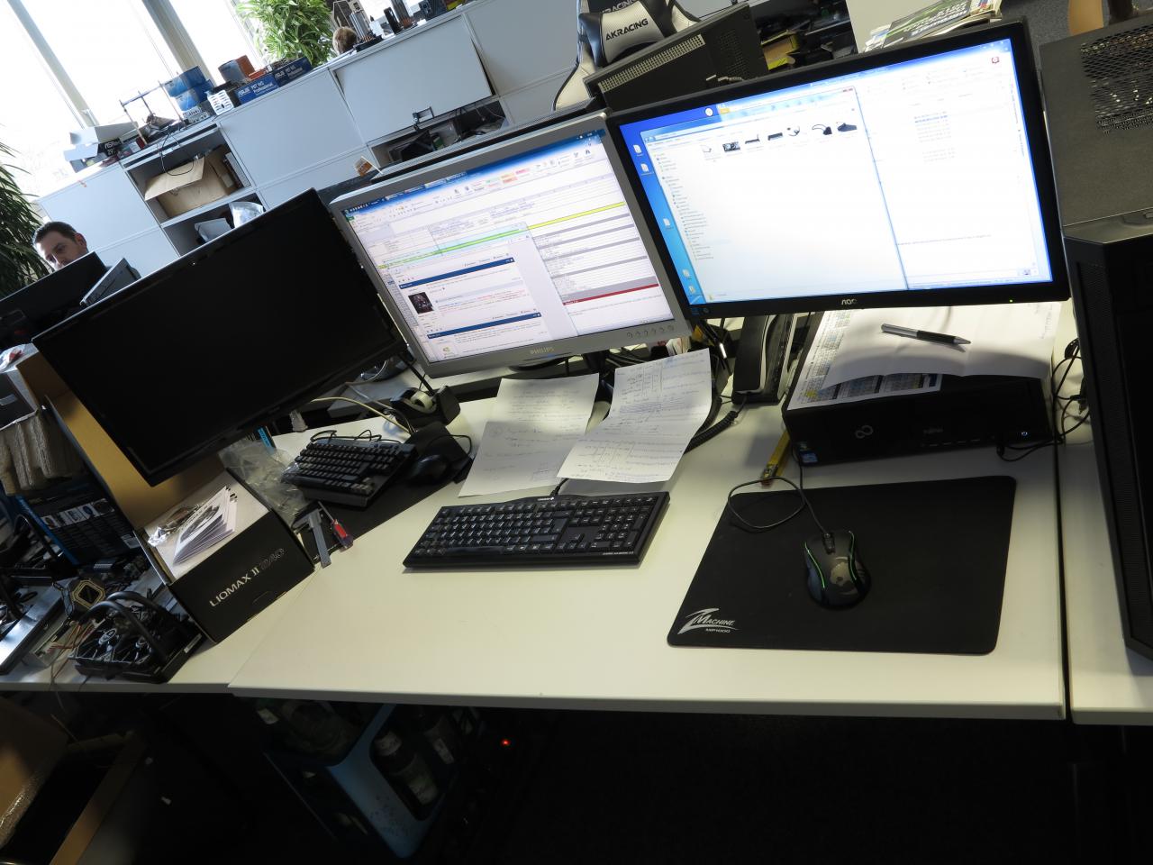 [01/04/2015] Mission erfolgreich. Dank des SST-ARM318BS lassen sich die drei Displays besser positionieren und zugleich ist mehr Schreibtischfläche verfügbar.