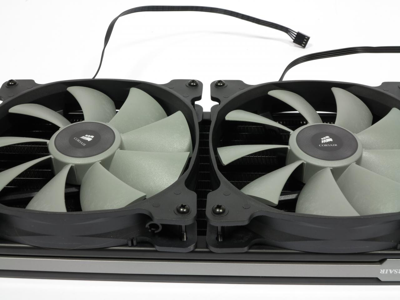 [24/04/2015] Corsair H110i GT: Bei der Montage im Gehäuse ist der 5 mm Abstand zwischen den Lüftern zu beachten.