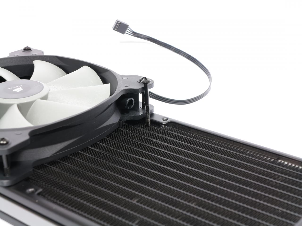 [24/04/2015] Corsair H110i GT: Die beiliegenden Schrauben sind etwas länger, als nötig und bohren sich in (nicht Dichtigkeitsrelevante) Teile des Radiators.