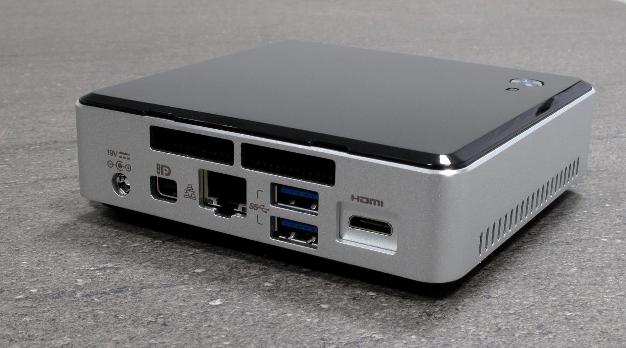 [14/04/2015] Intel NUC5 Core i3-5010U und i5-5250U: Rückseitige Anschlüsse. Strom, Mini-Displayport, Ethernet, 2× USB 3.0 und Mini-HDMI (v.l.n.r.)