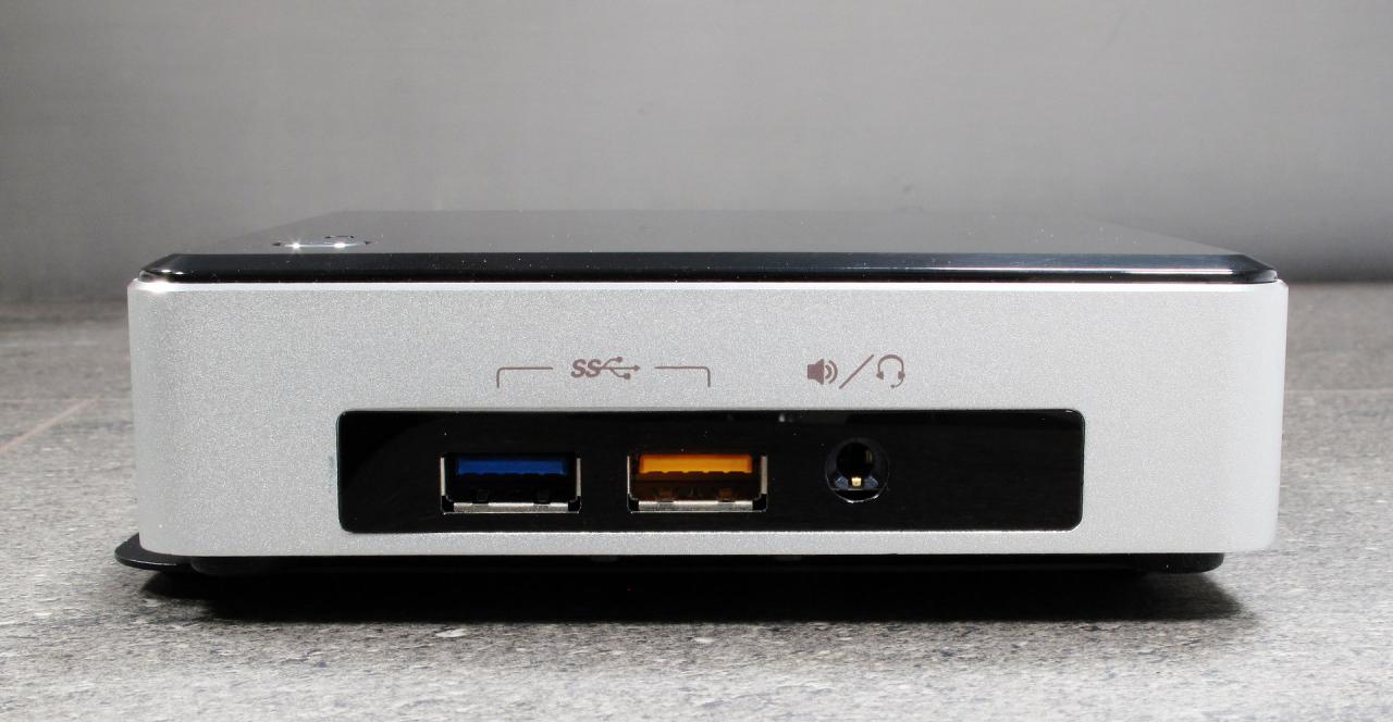 [14/04/2015] Intel NUC5 Core i3-5010U und i5-5250U: Front-Anschlüsse. USB 3.0, USB 3.0 mit Ladefunktion und Audio-Klinke/Headset