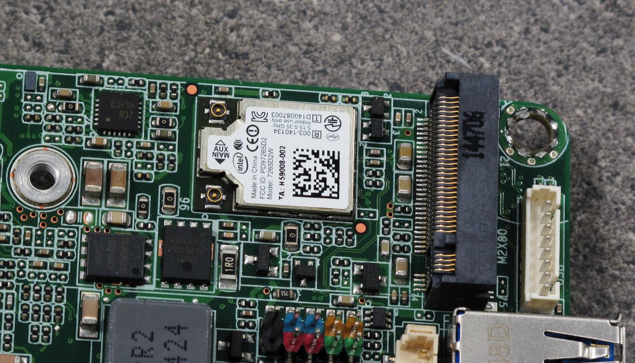 [14/04/2015] Intel NUC5 Core i- 5010U und i5-5250U: Unter dem m2-Steckplatz (4 Lanes) befindet sich das fest aufgelötete Wireless-Modul AC 7265 mit 802.11ac-WLAN und Bluetooth 4.0