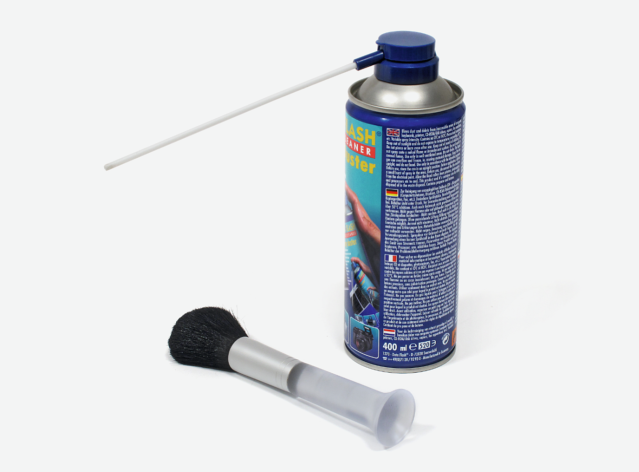 [08/04/2015] Staub setzt sich vor allem in Kühlkörpern fest. Zur Reinigung empfehlen sich zum Beispiel ein Blasebalg und Druckluftspray, aber auch Mal- oder Schminkpinsel.