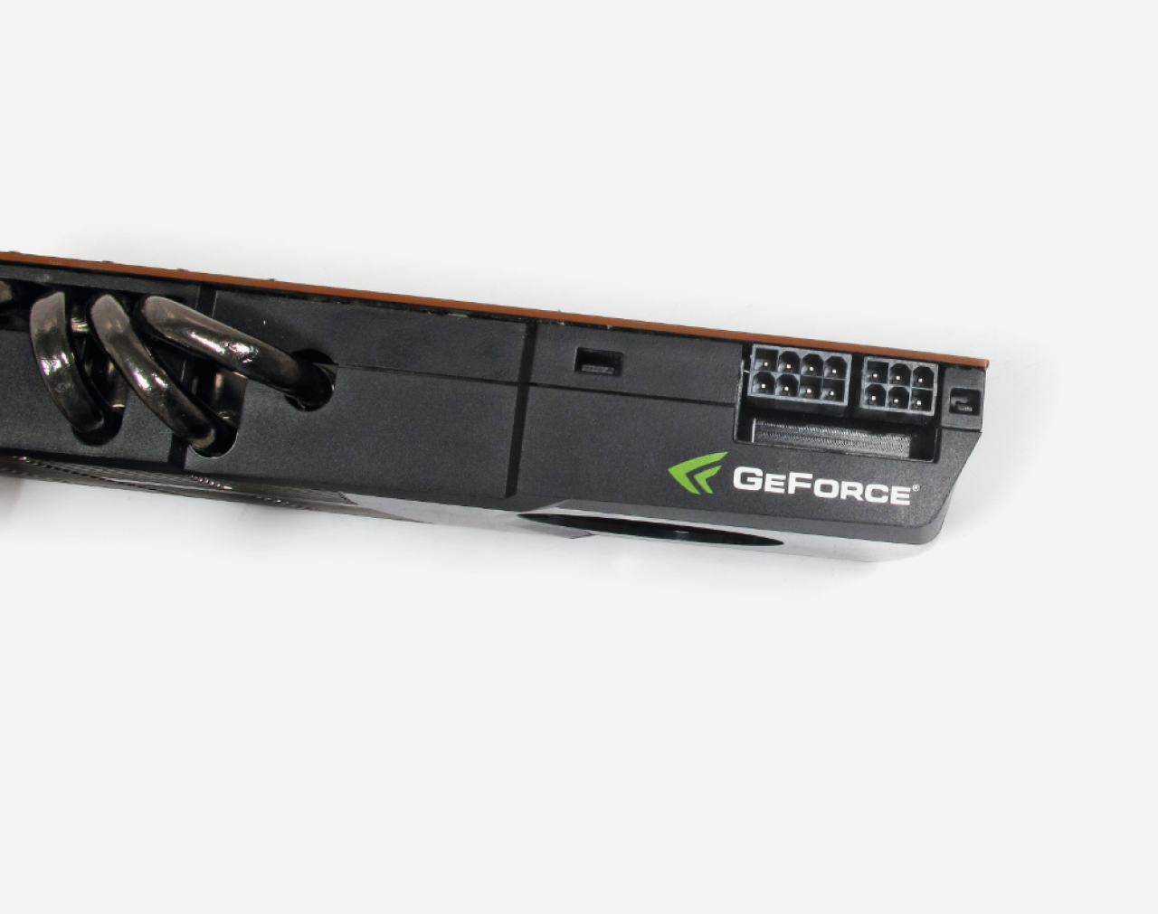 [08/04/2015] Bei einer Geforce GTX 580 wird die Plastikabdeckung des Referenzkühlers von einer Reihe Kunststoffstiften zusammengehalten.