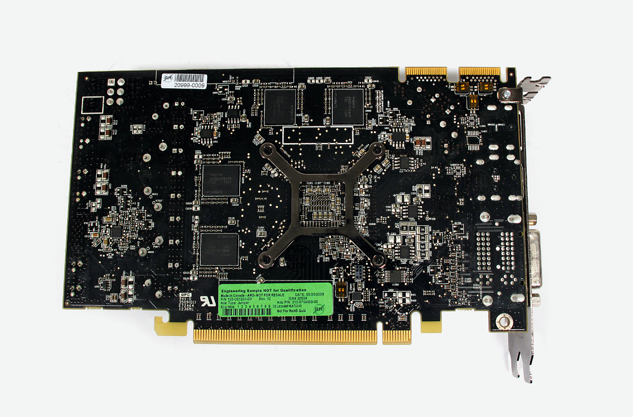 [08/04/2015] Um den Kühlkörper von der Radeon HD 5750 zu entfernen, müssen Sie vier Schrauben auf der Rückseite lösen.
