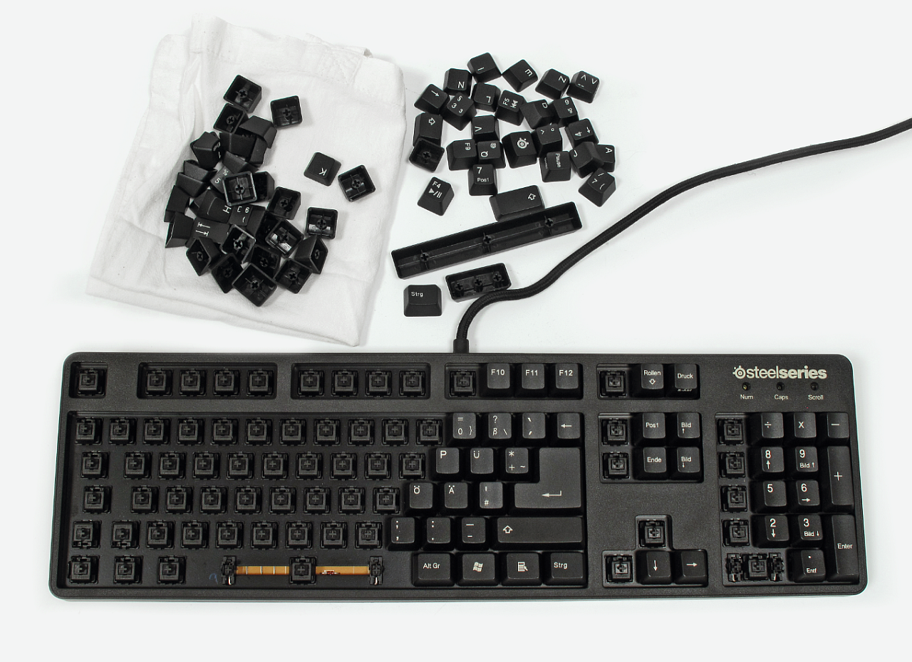 [08/04/2015] Bei mechanischen Tastaturen lassen sich die Keycabs vom Schalter abnehmen, um diese in der Spül- oder im Stoffbeutel verpackt in der Waschmaschine zu reinigen.