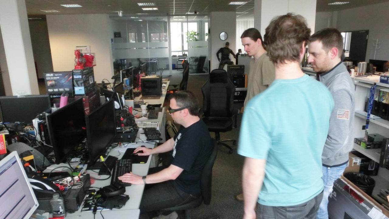 [24/04/2015] Nachdem bei der letzten Ausgabe unserer Diashow aus der Redaktion AudioPhil und Steinhart die modische 3D-Vision-2-Brille aufsetzen durften, war jetzt Dr. Spille an der Reihe und konnte Spiele dreidimensional genießen. Das zog natürlich nicht nur die beiden Autoren des Praxisartikels in der kommenden PCGH 06/2015 magisch an und selbst unser Waterbird-Man Torsten wollte sich das Spektakel nicht entgehen lassen. In einem Punkt waren sich alle Beobachter einig: Herrn Staudacher steht das Nasenfahrrad noch am besten und er ist ab sofort nur noch Brick Top Stone, wenn er die 3D-Sehhilfe trägt. :)