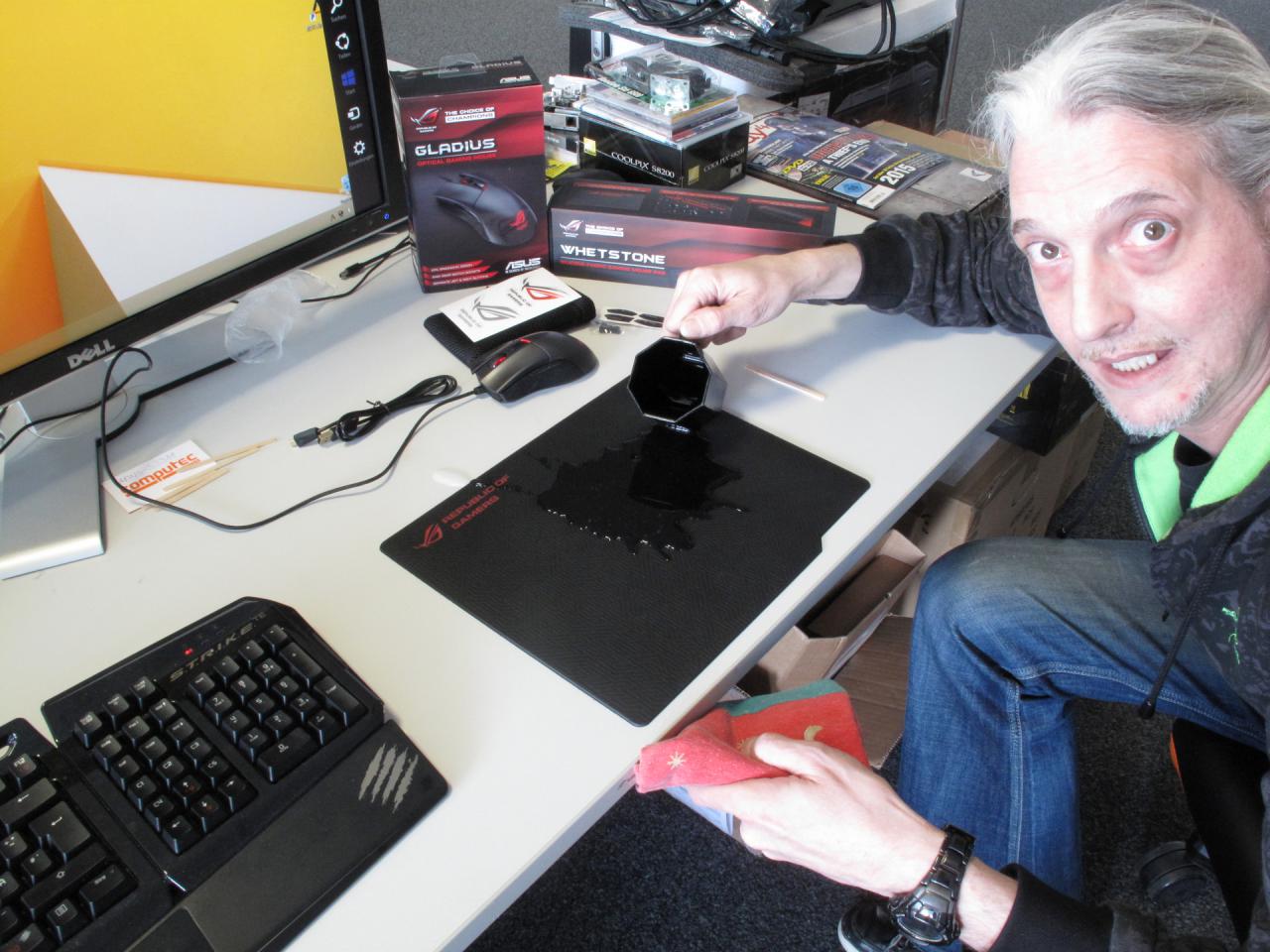[24/04/2015] 26.4.2015: Der Spieleonkel scheint gegen Ende der Abgabewoche irgendwie schon wieder Langeweile zu haben und macht mit seinen Mauspads komische Experimente. Was als Protest gegen die schlechte Kaffeequalität im Verlag oder als Stillleben mit dem Motto 