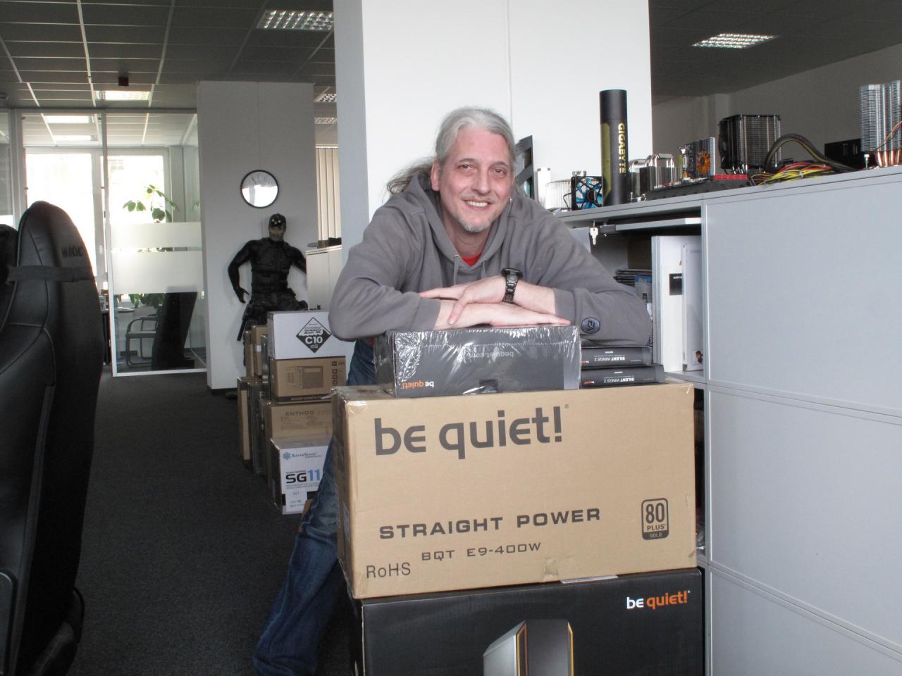 [30/04/2015] Warum sieht denn unser Redaktions-Dino auf diesem Bild so relaxed aus und ruht sich mehr auf den Kartons von Be quiet aus, anstatt diese auszupacken? Unsere weißgraue Eminenz ist doch auch sonst eher von der hektischen und geschäftigen Sorte und die Ruhe tut sich der Spielonkel auch eher selten an. Was hier geschehen ist können wir also nur vermuten. Vielleicht hat Herr Stöwer das 