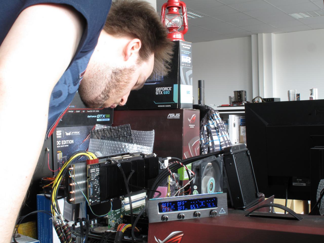 [10/04/2015] Unser Kantenglättungskönig ist aber auch ein erfindungsreiches Kerlchen. Anstatt einen weiteren Lüfter an die Backplate dieser Grafikkarte anzubringen pustet der Downsampling-Guru lieber selbst, um für Kühlung zu sorgen. Und so verrückt das Vöttersche Experiment auch ist, die Temperatur sinkt tatsächlich rapide, denn bevor Raff der Karte sprichwörtlich einen 