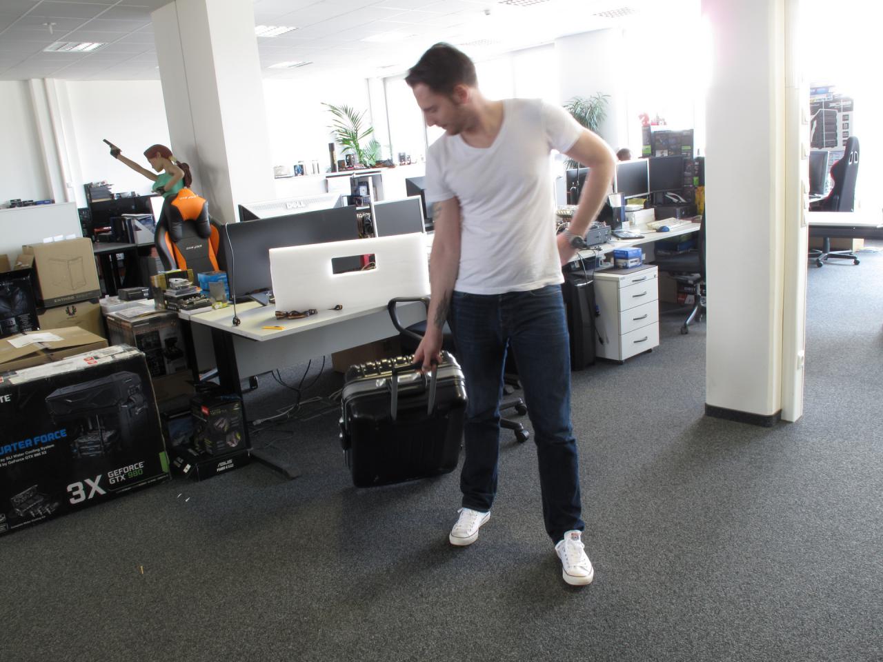 [10/04/2015] Unser Tom Tom geht ja des Öfteren im Auftrage der PCGH auf Reisen, unter Anderem fährt (nein, fliegt) er bald nach Taiwan zur Computex. Diesen Rollkoffer mit, wie sich in den nächsten Bildern herausstellen wird, brisantem Inhalt, wird er dort wohl nicht mit hinnehmen. Für sein privates Gepäck braucht er bestimmt keinen Gigabyte-Trolley und einen Test dieser Hardware hat er bestimmt auch nicht geplant.