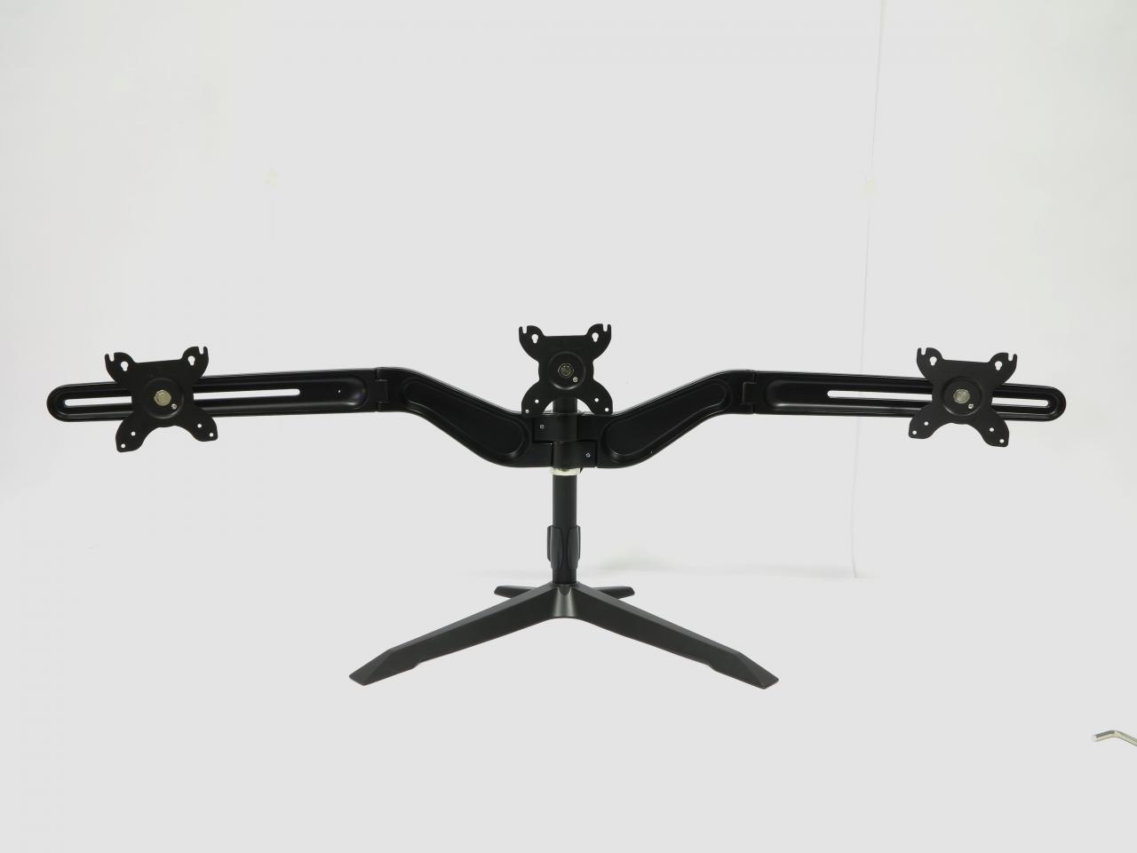 [01/04/2015] Silverstone Triple-Monitor-Halterung: Die zentrale Standsäule und der Fuß wirken etwas filigran, sind aber genauso stabil, wie die Auslegerarme.