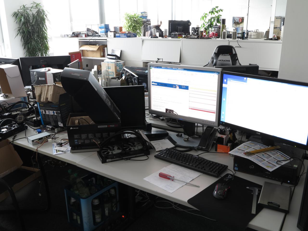 [01/04/2015] Ausgangszustand: Drei Monitore nehmen viel Platz auf dem überfüllten Schreibtisch weg. (Das Chaos ist übrigens nicht gestellt.) Einer lässt sich nicht einmal auf eine ergonomische Höhe einstellen.