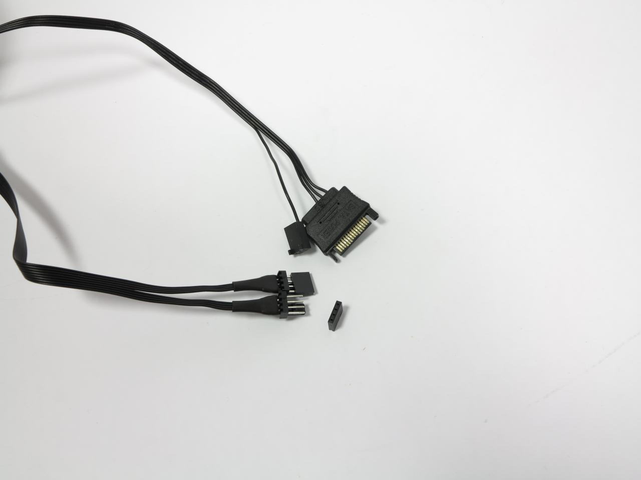 [24/04/2015] Corsair H110i GT: Die Pumpeneinheit wird über einen SATA-Stecker mit Strom versorgt; die Anschlüsse der Lüftersteuerung lassen sich bei nicht Benutzung abdecken, um Kurzschlüssen vorzubeugen.