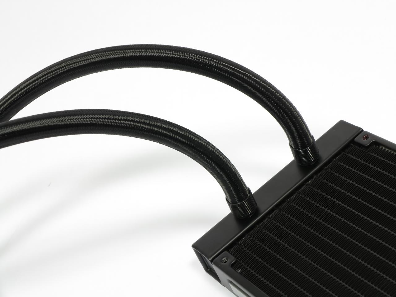 [24/04/2015] Corsair H110i GT: Die ummantelten Schläuche sind eine nette Optik-Variation und trotz ihrer Dicke ausreichend flexibel für die Montage im Gehäuse. Eine lose Platzierung der Pumpe direkt neben dem Radiator für Fotos oder gemeinsame Lautheitsmessungen verhindern sie aber, wie bei vielen Kompaktwasserkühlungen, wirkungsvoll ;-)