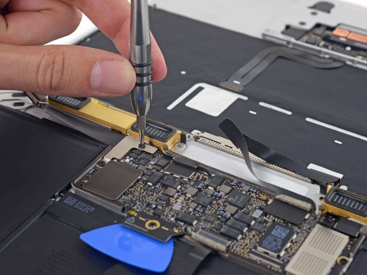 [26/05/2015] Auch außerhalb von Dekstop-PCs gibt es interessante Mainboards. Das 2015er MacBook Air benötigt für einen Intel Core M samt Grafikeinheit , Chipsatz, 8 GiB RAM, 512 GB Flash-Speicher, WLAN und die zugehörige Stromversorgung weniger Fläche, als manch Smartphone hat.