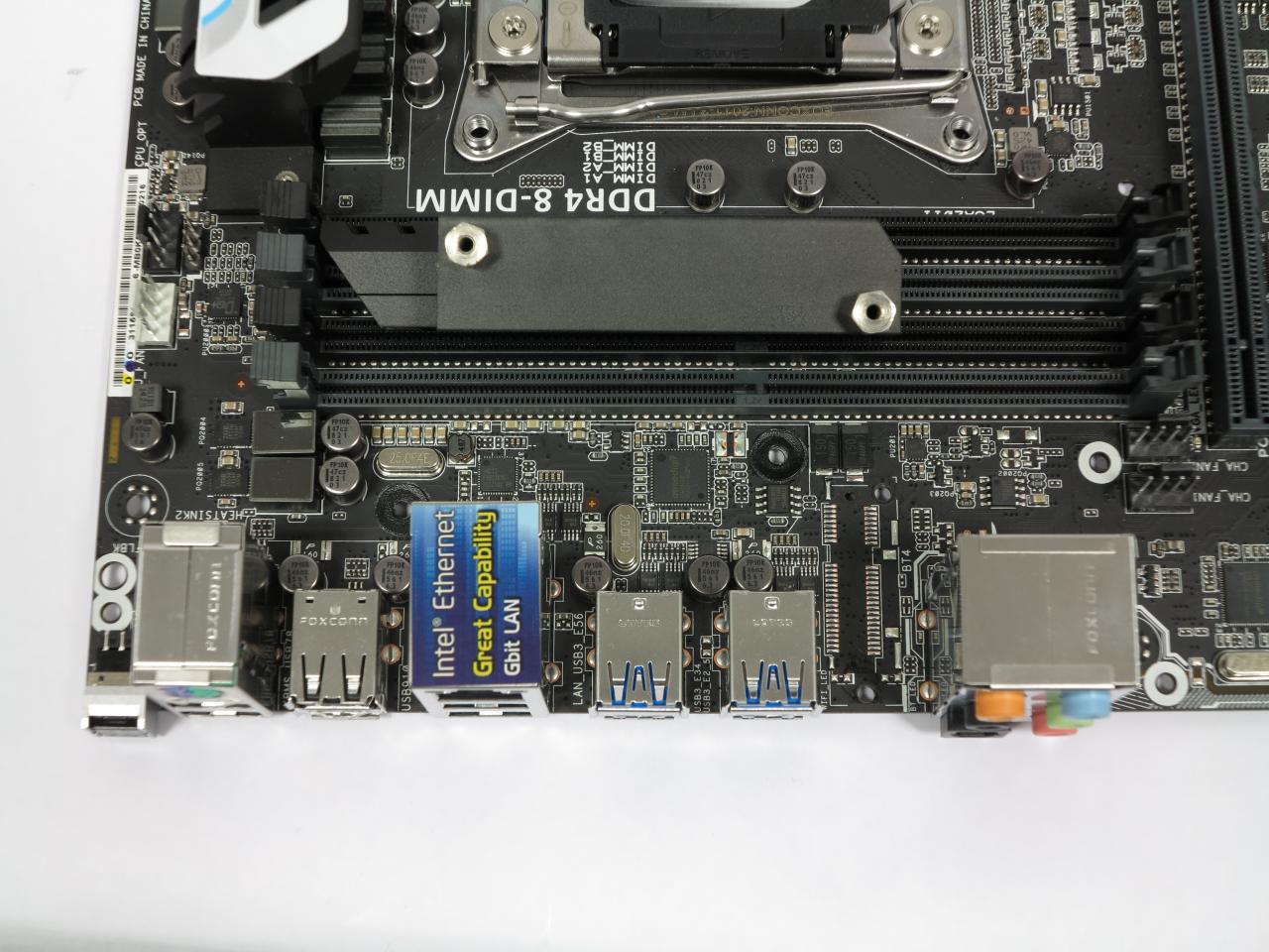 [26/05/2015] Gut gekühltes Nichts: Asus' X99-A verbaut einen Aluminiumblock neben dem I/O-Bereich - dabei sitzen die Spannungswandler auf Sockel-2011-V3-Mainboards konzentriert oberhalb des CPU-Sockels.