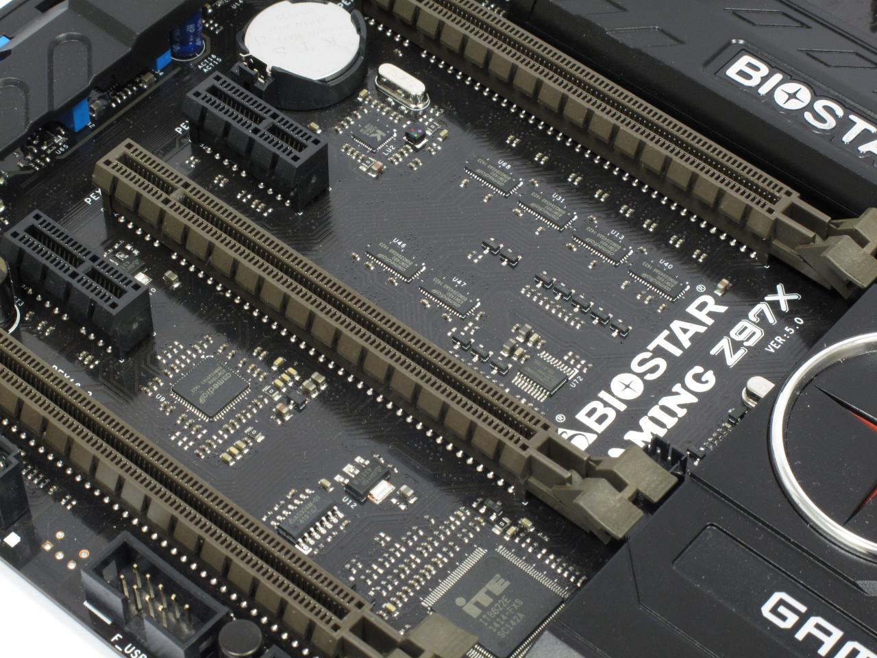[15/05/2015] Biostar Gaming Z97X: Zahlreiche PCI-Express-Splitter weisen auf die Umverteilung von 16 PCI-E-3.0-Lanes über 3 mechanische ×16-Slots hin. Im Gegenzug sorgt der PCI-E-Switch hinter dem unteren ×1 für entspannte PCI-E-2.0-Verhältnisse.