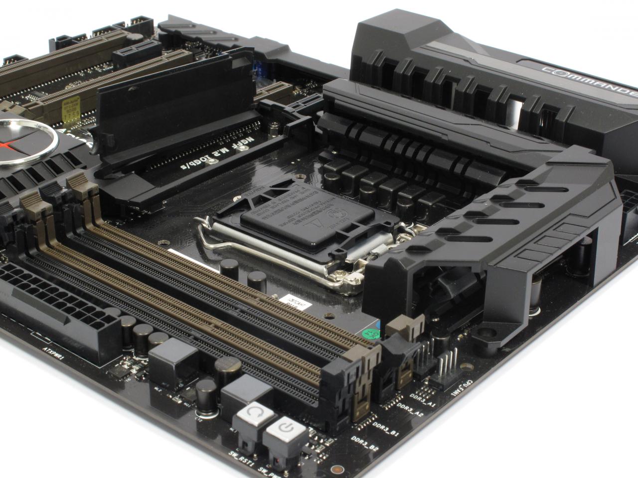 [15/05/2015] Biostar Gaming Z97X: Die Plastikverkleidung lässt sich in einzelnen Segmenten abnehmen, ist aber auch luftig genug für gute Spannungswandler-Temperaturen.