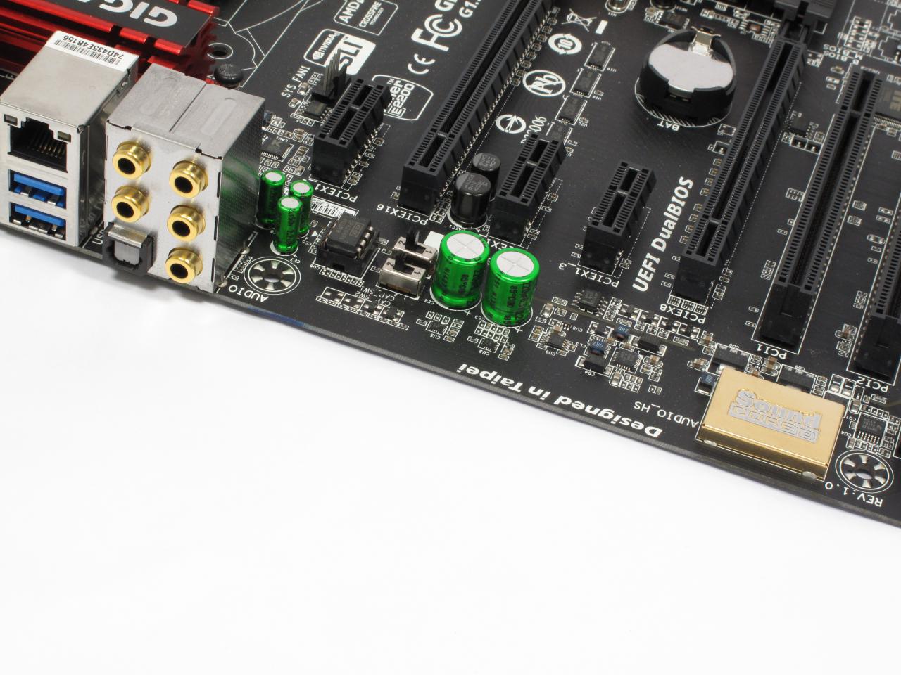 [26/05/2015] Gigabyte verbaut unter anderem auf dem G1.Sniper Z97 einen vollwertigen Creative-Core3D-Sound-Chip und einen wechselbaren(!) OP-Amp von Burr-Brown. Gäbe es noch einen hochwertigen DAC dazwischen, wäre man auf Augenhöhe mit manch High-End-Soundkarte.