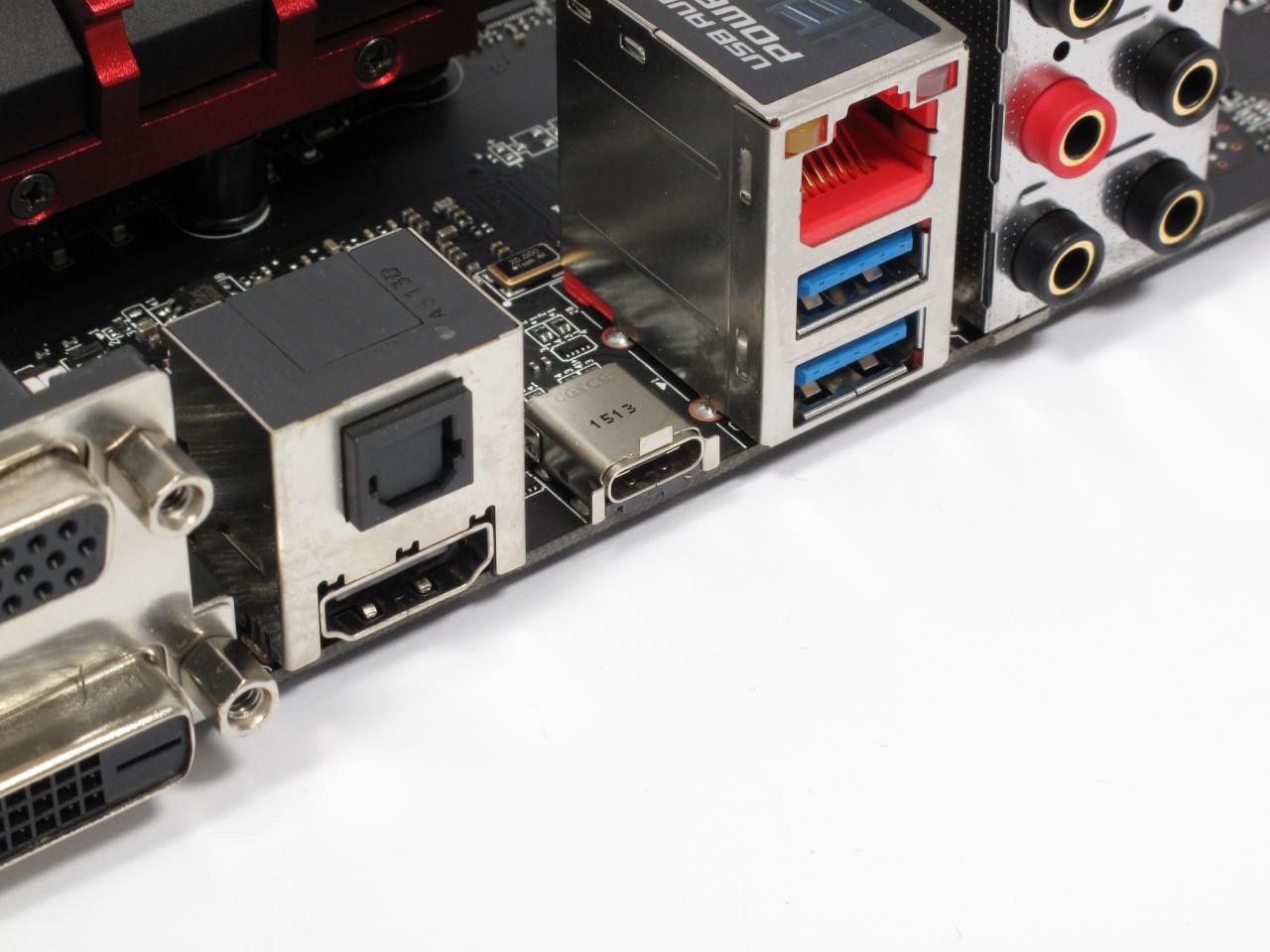 [26/05/2015] Seiner Zeit weit voraus: Den kleinen Typ-C-USB-Stecker kennt heute jeder, aber MSIs Z97A Gaming 6 hatte in als erster. Leider gab es seinerzeit keine passende Peripherie und drum herum blieb nur Platz für vier Typ-A-Ports.