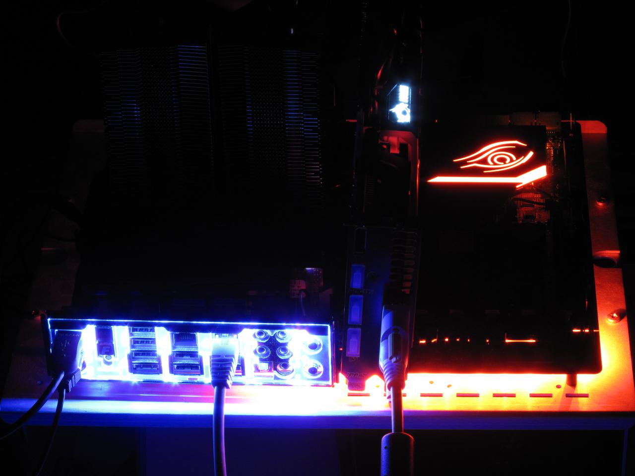 [26/05/2015] Mainboards mit beleuchteten Kanten gibt es viele. Gigabyte ging einen Schritt weiter und beleuchtet das I/O-Panel des X99-Gaming G1 Wifi. Bei der nächtlichen Suche nach dem richtigen Anschluss hat das sogar praktischen Nutzen.