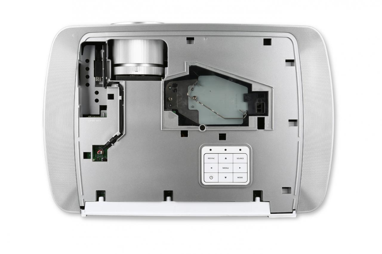 [29/05/2015] Acer H7550ST: Links lässt sich ein Wireless-Adapter, wie der Chromecast, verstecken