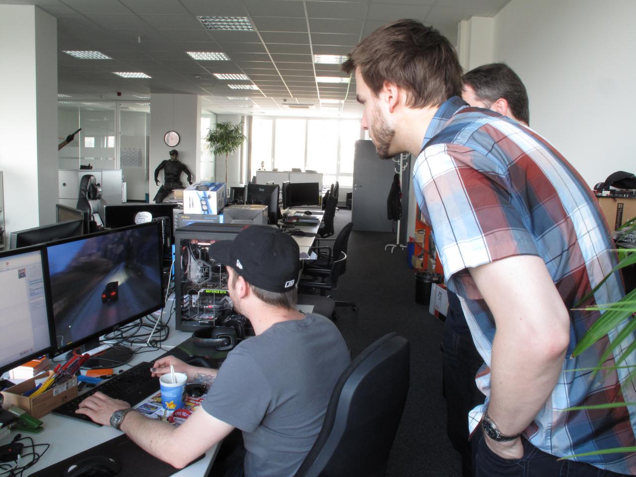 [08/05/2015] Auch wenn es so aussieht, als wäre dies ein Bildbeweis für die dank Project Cars spontan entstehenden Redakteursversammlungen - immerhin ist ein Auto zu sehen -, so trügt der Schein. Hier tagt das PCGH-Benchmark-Gremium und begutachtet eine Szene aus GTA 5, die Kollege Tom Tom während seines intensiven Aufenthalts in Los Santos gefunden hat. In dieser Expertenrunde dürfen natürlich die Grafikgurus Raff und sein Kollege Carsten vom Render-Stern nicht fehlen. Und siehe da, unser Kantenglättungskönig ist schon wieder dabei die Pixel zu zählen.