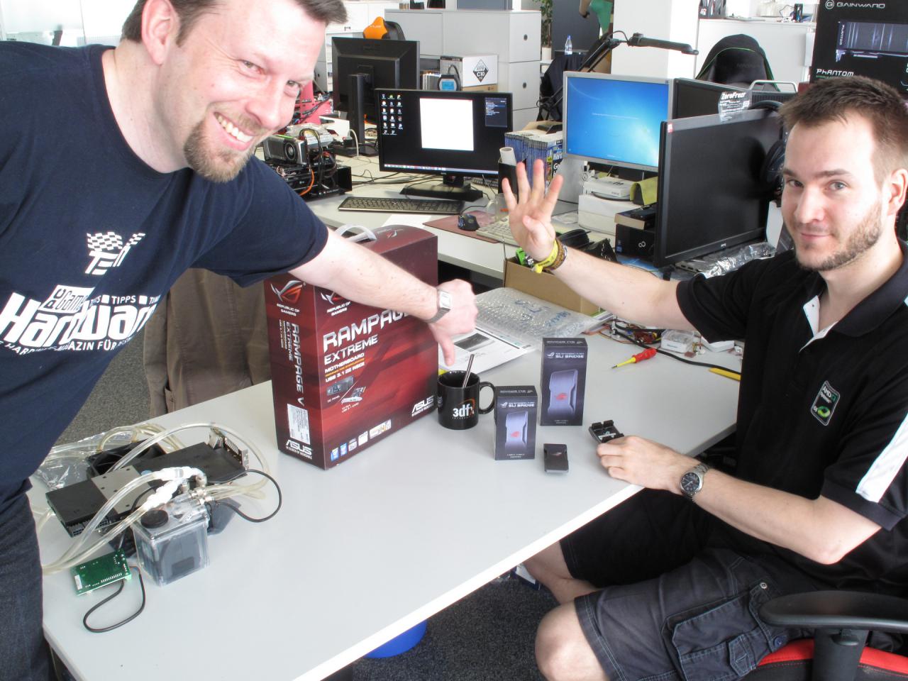 [13/05/2015] 17.5.2015: Die beiden Herren im Bild werden von uns ja immer mit einem Augenzwinkern als das dynamische Duo vom Render-Stern bezeichnet. So ganz Unrecht haben wir da auch nicht, oder? Herr Doktor Spille und der Kantenglättungskönig arbeiten nicht nur gut und effektiv zusammen, sie scheinen auch ungefähr auf einer Wellenlänge zu liegen, wenn es darum geht, vor der Kamera unseres Redaktionsreporters mal ein wenig Spökes zu machen. Ja, ja, wie sang schon einst Kaiser Franz, 