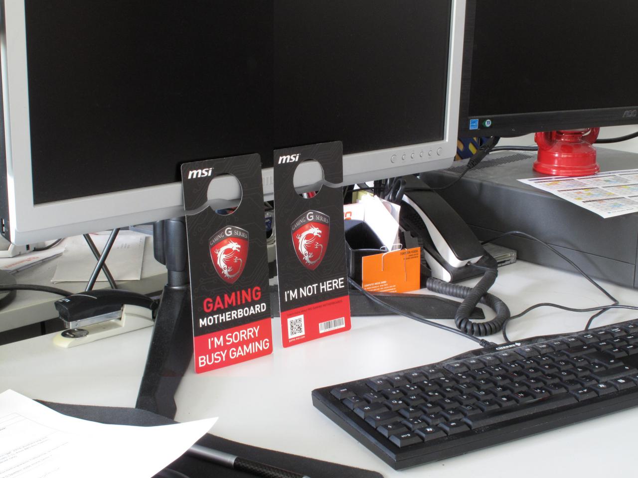[13/05/2015] Unser Torsten ist ja jemand, dem man so schnell nichts vormachen kann. Das muss sich auch MSI eingestehen, denn was als unterhaltsamer Indikator für den aktuellen Aufenthaltsort des Gamers gedacht war, ist in seiner Aussage längst nicht so eindeutig, wie es laut dem Hardwarehersteller rüberkommen soll. In Anlehnung an das Bitte-nicht-stören/Eintreten-erlaubt-Schild soll auch hier suggeriert werden, ob man nun in die Spielkammer eintreten darf oder nicht. Ob man allerdings beschäftigt istoder sich gar nicht im Raum befindet, ist genau genommen Latte. Mit beiden Aussagen will man ja das Eintreten fremder Personen verhindern.