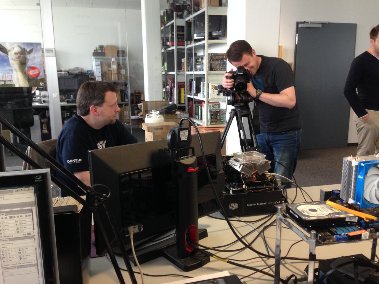 [22/05/2015] Wenn es darum geht ein gutes Foto zu schießen, dann scheut unser Chef weder Kosten und Mühen. Der Meister ist nämlich ein leidenschaftlicher Hobbyfotograf, der in der Redaktion gerne sein Wissen an den Redakteur weitergibt und natürlich auch sein hochwertiges Equipment zur Schau stellt. Bei dieser Aufnahme jedoch kam auch Herr Bayer nicht darum herum das Kamerastativ von Käpt'n Kunoth zu missbrauchen. Ja, ja wie lautet ein abgedroschener Spruch: 