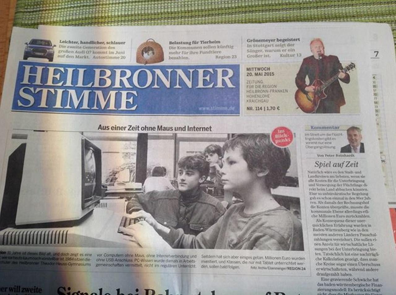 [29/05/2015] 31.5.2015: Wer hätte gedacht, dass aus dem aufgeweckten Schüler im Bild dieses Retro-Berichts in der Heilbronner Stimme vom 20.5.2015 mal der Chefredakteur und Meister der PC Games Hardware wird. :) Zumindest guckt Cheffe schon mal ganz interessiert und andächtig auf den Bildschirm dieses Apple II (Vermutung!). Na vielleicht hat er sich auch vor lauter Neid, dass er bei der Bedienung des Rechner-Urgesteins nur Zuschauer ist, gedacht, dass er irgendwann mal hauptberuflich mit der damals noch brandneuen IT-Technik und -Branche zu tun haben wird.