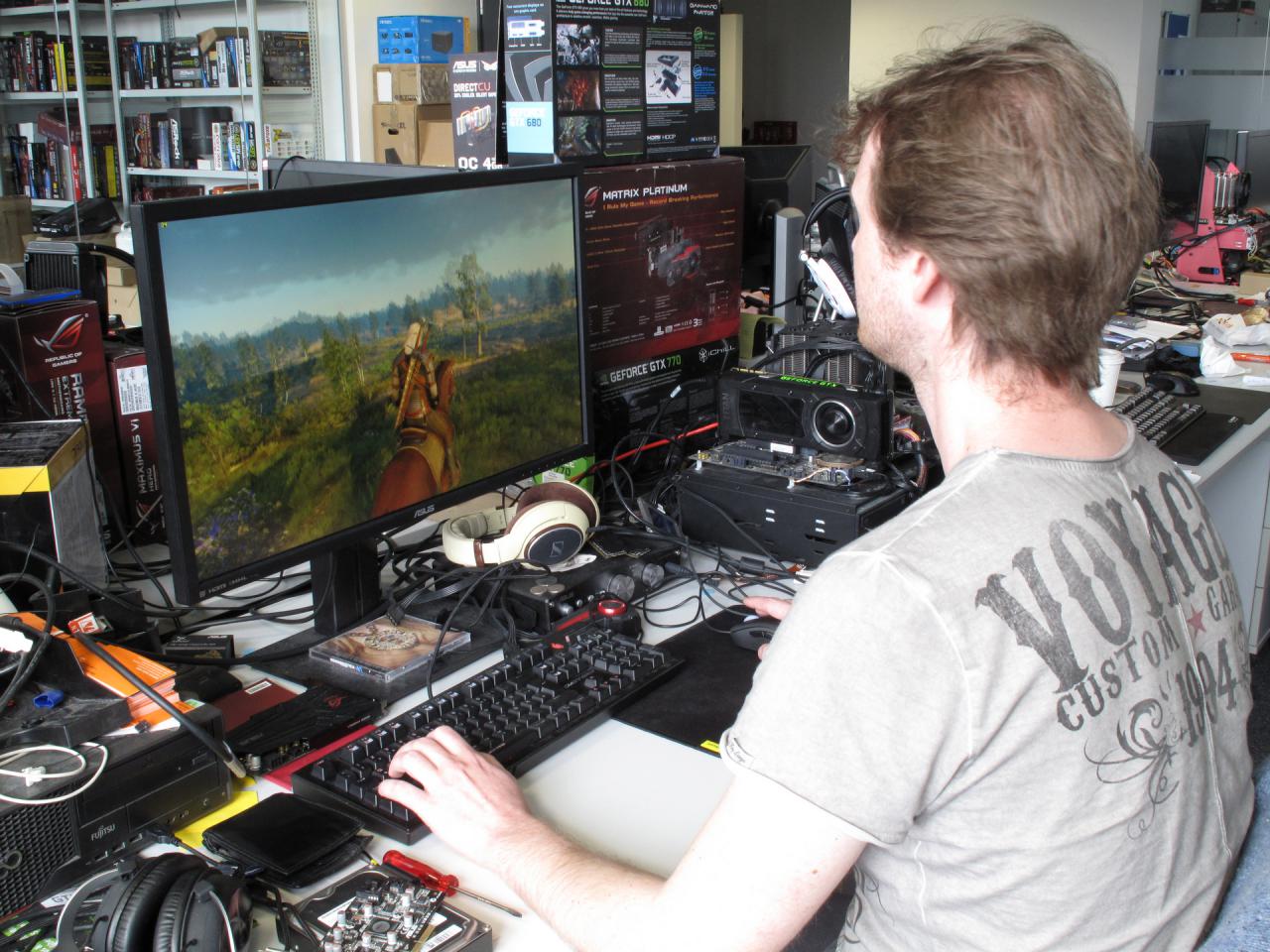 [29/05/2015] Unser Spieleredakteur mit dem exzellenten Gehörgang macht gleich mal da weiter, wo er am letzten der Tag der vergangenen Produktion aufgehört hat, mit The Witcher 3: Wild Hunt. Das Rollenspiel für Erwachsene mit dem Hexer, der seinem Kumpel mit den weißgrauen Haaren recht ähnlich sieht, hat es dem PCGH-Mentalisten wirklich angetan. Und da Goldöhrchen Reuther ein Ini-Tüftler-Fuchs ist, hat er gleich mal zwei Verschönerungskonfigurationen programmiert, die Ihr optisches Spielerlebnis auf jeden Fall bereichern (siehe Link in der Einleitung).