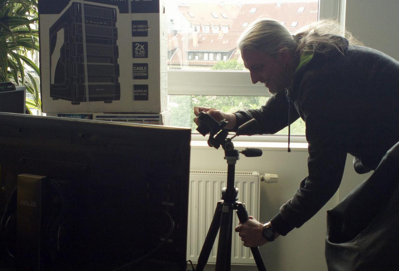 [29/05/2015] 31.5.2015: Unser Spieleonkel, Tastaturpapst, Gehäuse-Experte und PCGH-Witcher wurde bei fast jeder Bildbeschreibung heute erwähnt und er ist noch immer auf der Suche, um die Sensation aus der Hardware-Welt und des Redaktionsalltags vor seine Kamera zu bekommen. Und wenn es auch so aussieht - der Gesichtsausdruck der weißgrauen Eminenz deutet es an - ist er (noch) nicht fündig geworden. Dieses Bild entstand nämlich, als Herr Doktor Spille Herrn Stöwer bei einem fast gelungenen Leak ertappte. Doch Onkel Stö gibt nicht auf - ob mit Erfolg? Das werden Sie vielleicht schon bei der nächsten Ausgabe der Bilder der Woche sehen.