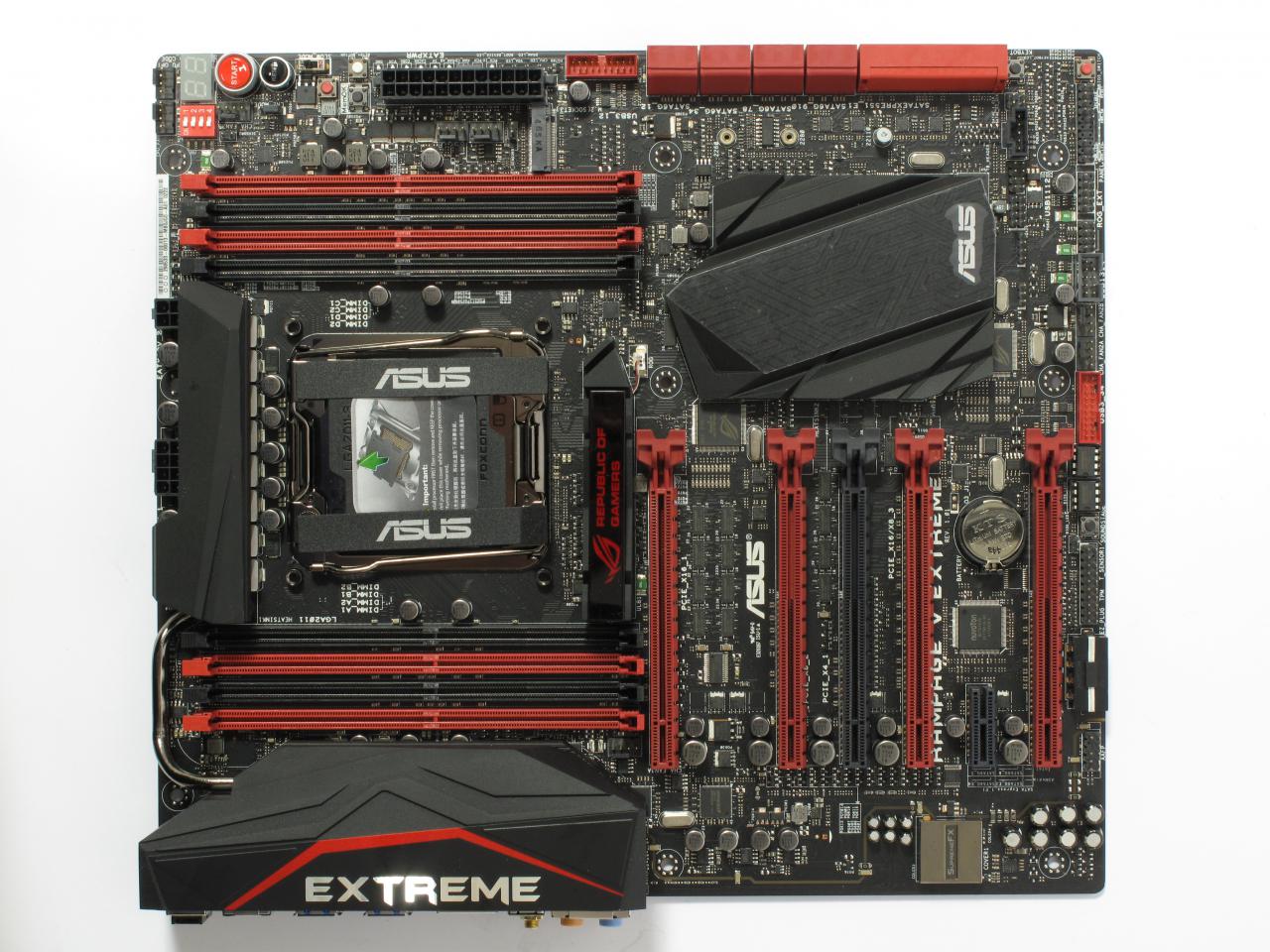 [26/05/2015] Wertanlage: Sieht man vom Testsieg unter allen Gesichtspunkten ab, ist der Ausstattungs-OC-Leistungs-Rundumschlag Asus V Extreme einfach nur ein gelungenes Mainboard. Herausragend war aber die Preisentwicklung: Für 360 Euro vorgestellt sorgten Nachfrage und Euro-Kurs binnen 5 Monaten für einen Anstieg auf 430 Euro. Später erlebte die bei Extrem-Übertaktern beliebte Platine auf dem Gebrauchtmarkt noch einen dritten Frühling. Für den 6.11.2022 listet Ebay ein Exemplar in neuwertigem Zustand, für das 370 Euro gezahlt wurden – 8 Jahre nach erscheinen.