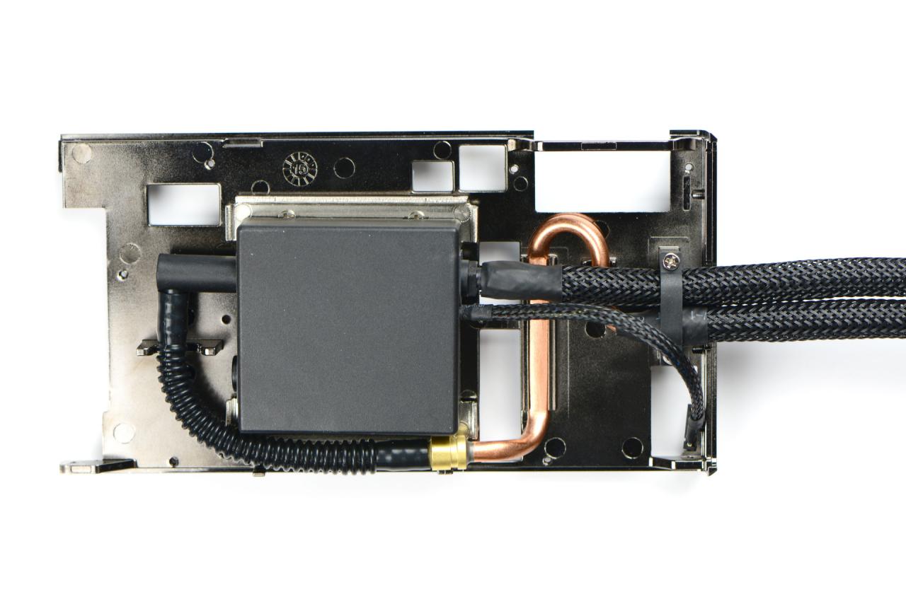 [25/06/2015] Radeon R9 Fury X: Grafikkarte, Kühlung und PCB bebildert (4)