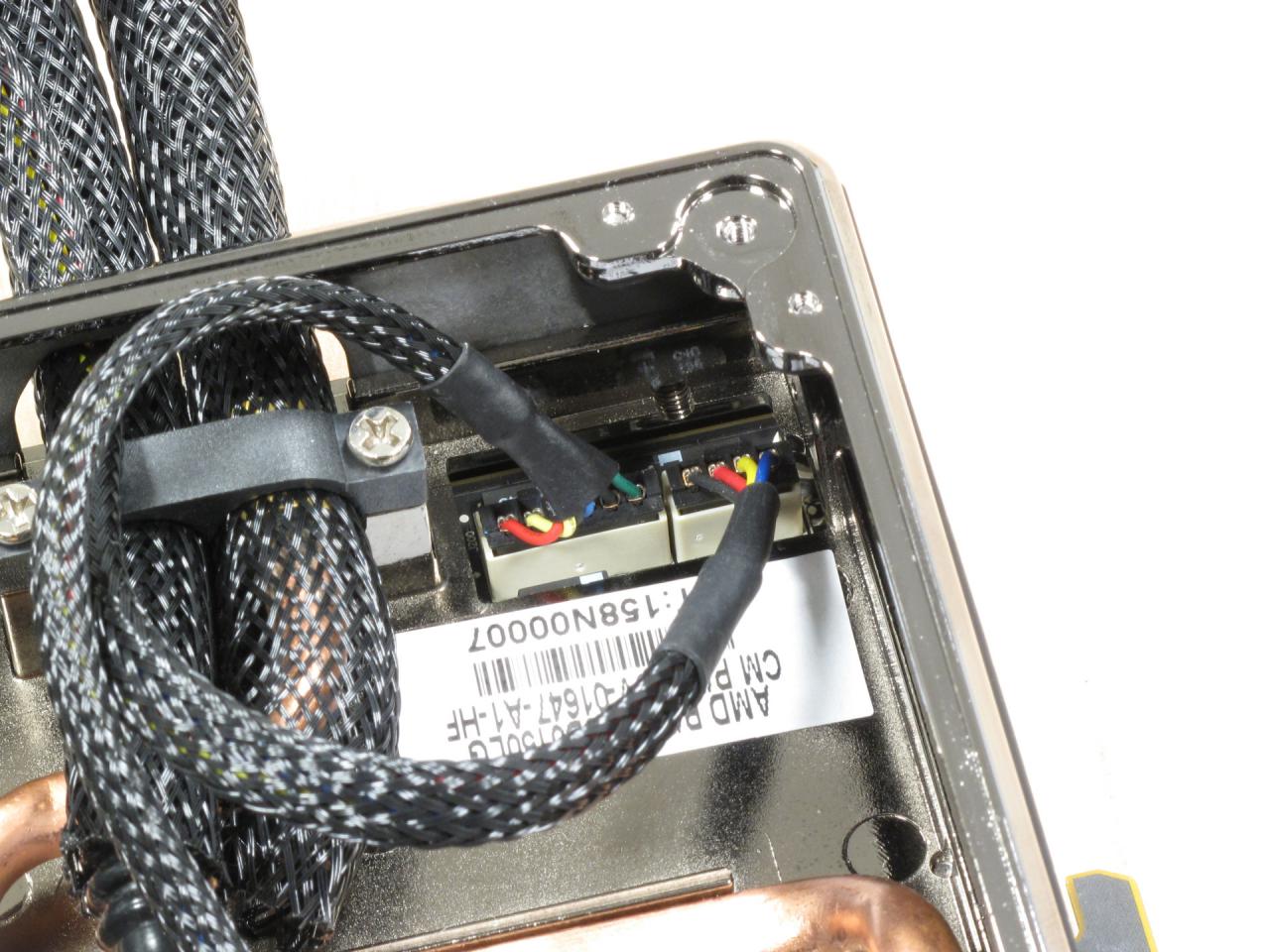 [23/06/2015] Radeon R9 Fury X: Links der Anschluss für die Pumpe, rechts für den Lüfter