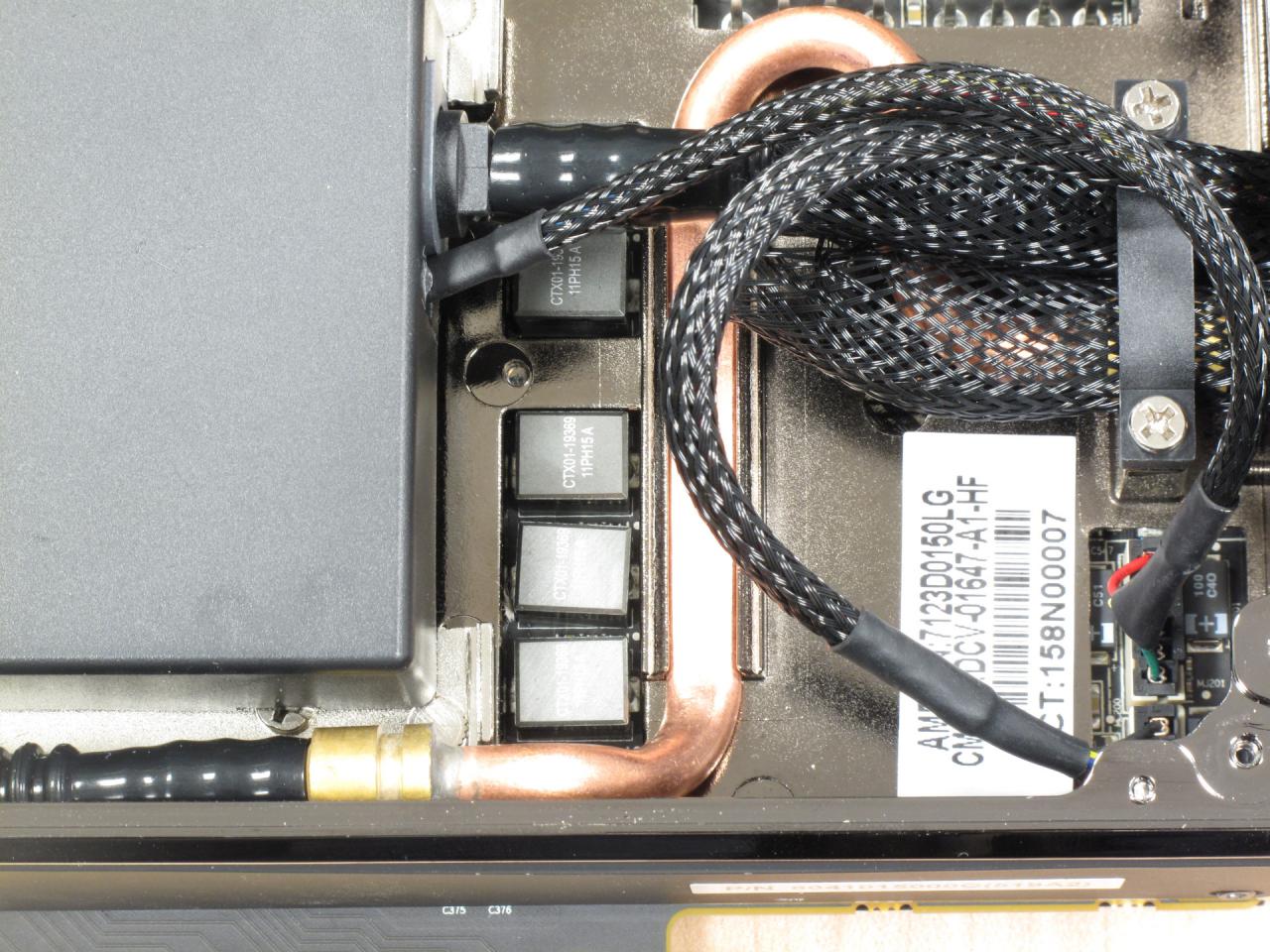 [23/06/2015] Radeon R9 Fury X: Ein Kupferrohr kühlt die Spannungswandler aktiv