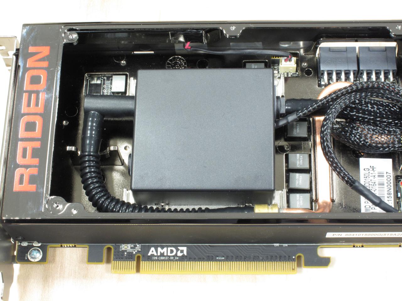 [23/06/2015] Radeon R9 Fury X: Der Wakü-Block, bei uns noch ohne Aufkleber von Cooler Master