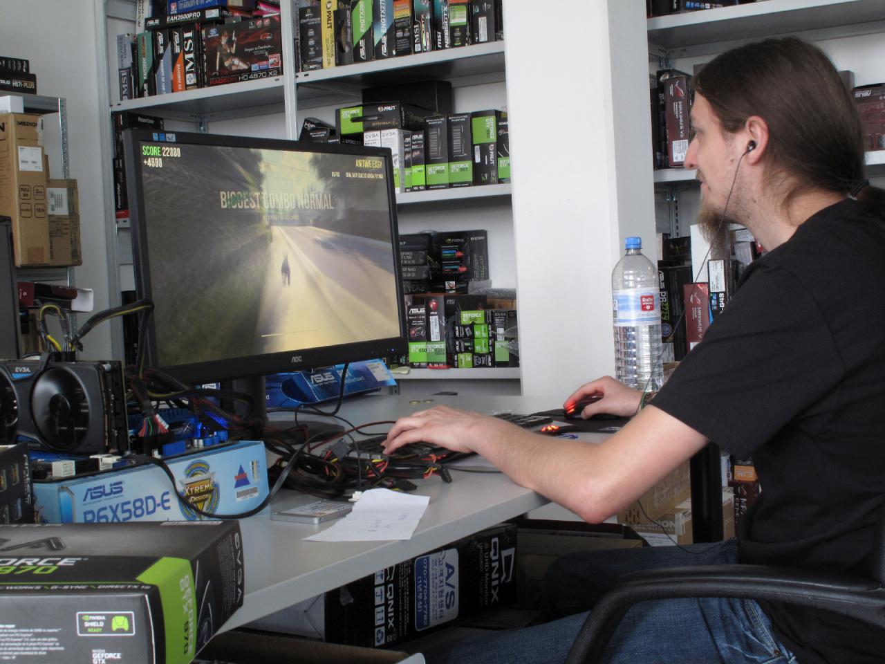 [19/06/2015] Thomas versucht sich gerade am PCGH-Praktikanten-Bewerbungs-Test, in dem es darum geht, im Goat-Simulator eine bestimmte Punkteanzahl zu erreichen. Falls er das nicht schafft, ist er für die Arbeit in der Redaktion von vornherein ungeeignet. Das Foto zeigt: Er ist auf einem guten Weg. Das ist natürlich Quatsch: Denn aufmerksame Leser wissen, dass Thomas schon länger unter uns weilt und den Goat-Simulator-Test somit längst bestanden haben muss. Auf dem Bild geht es nur darum, die Kompatibilität des einzig wichtigen Spieles unter Windows 10 zu prüfen.