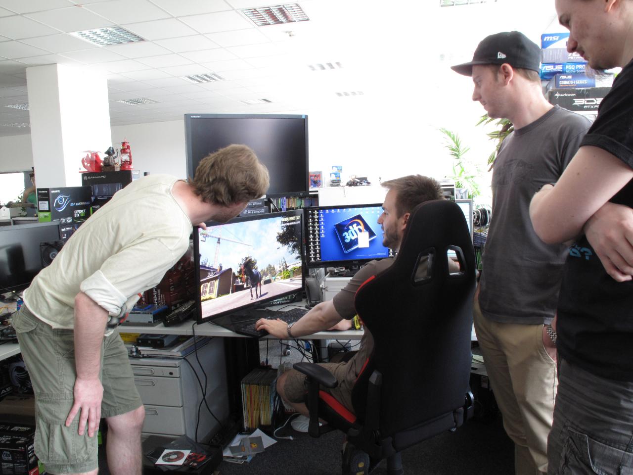 [19/06/2015] Der Goat-Simulator hilft uns nicht nur beim kompromisslosen Aussieben ungeeigneter Praktikanten, die spielbare Lebensgeschichte einer politisch unkorrekten Rowdie-Ziege eignet sich auch fabelhaft, um die Leistungsfähigkeit neuer Grafikkarten zu testen. Die Urteilsfindung geschieht natürlich unter Konsultation aller anwesenden Redakteure.