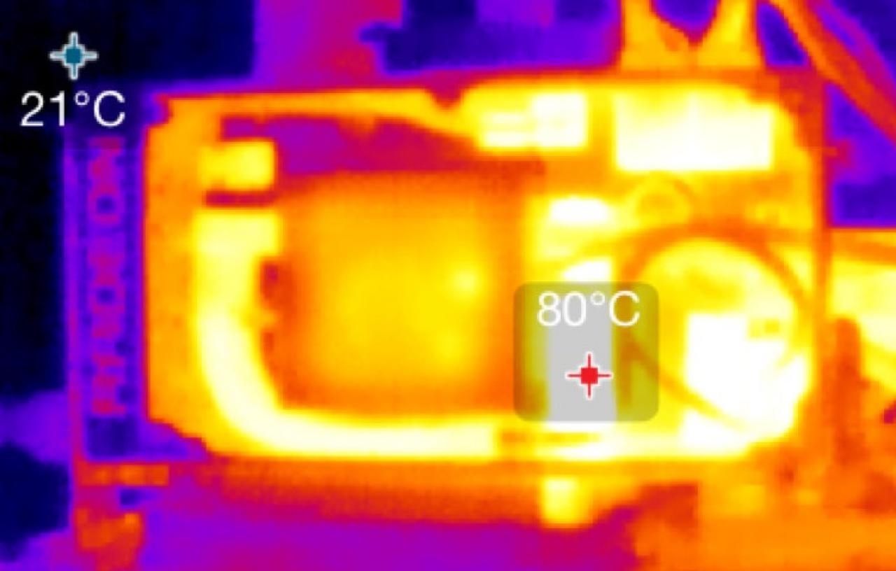 [26/06/2015] Radeon R9 Fury X: Nach einer vollen Runde des aktuellen 3DMark inklusive jeweiliger Demos bleiben die Temperaturen von Spannungswandler, Spulen und Kühler deutlich geringer als unter Volllast.