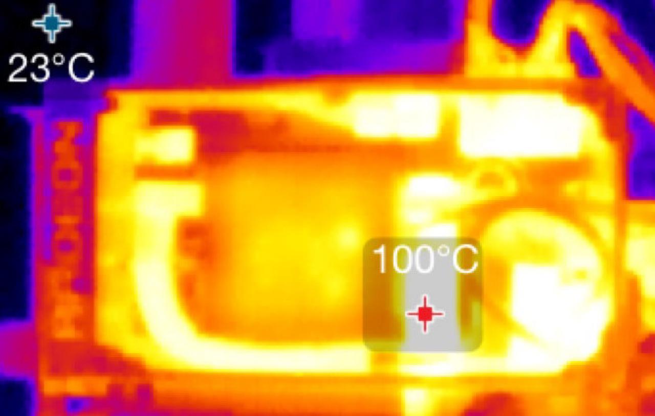 [24/06/2015] Radeon R9 Fury X: Dem Cooler Master auf die Innereien geschaut. Unter Volllast (maximal rund 380 Watt nur für die Grafikkarte) werden in der Spitze rund 100 Grad Celsius im Bereich neben der gut gekühlten GPU erreicht, was auch unsere separaten Temperaturmessfühler bestätigen.