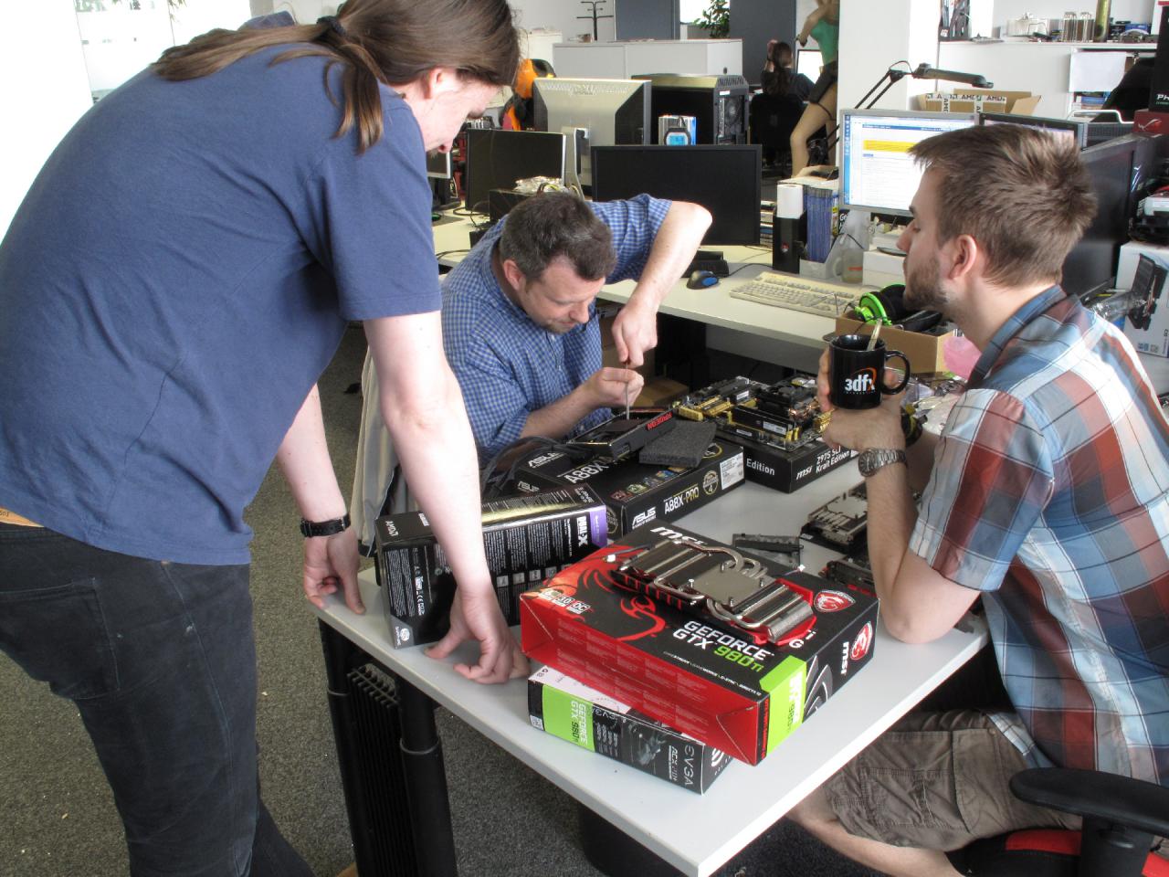 [26/06/2015] Falls möglich untersuchen wir bei PC Games Hardware auch immer das Innenleben eines Produktes. In diesem Fall ging es AMDs Fury X ans Leder. Die Operation erfolgte natürlich im Beisein der Grafik- und Wasserkühlungsprofis der Redaktion. Und wie immer war nach dem Wiederzusammensetzen eine Schraube übrig ...