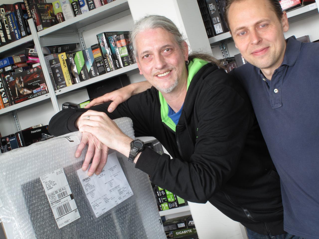 [05/06/2015] 7.6.2105: Obwohl der Herr rechts im Bild der grauhaarigen Persönlichkeit in der linken Bildhälfte in seiner aktiven PCGH-Zeit so einiges an Arbeit zugeschanzt hat, verstehen sich der Spieleonkel und Don Marco Alberto immer noch bestens. Da macht es auch nichts, dass der ehemalige Hüter des Seitenplans unserem Spieleonkel mit dem Antec Signature S10 gleich wieder ein neues Testmuster auf den Schreibtisch gestellt hat. Und der freundliche Blick von unserem Marco ist bestimmt auch nicht gestellt - obwohl man das den PR-Fuzzis immer vorwirft.