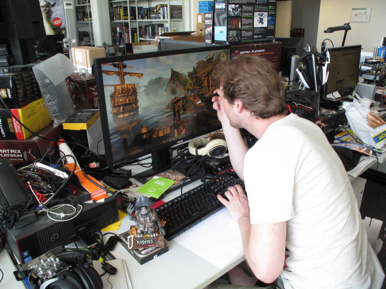 [05/06/2015] Dass unser Spieleredakteur mit dem audiophilen Gehör immer schon ein wahrer Jünger des Grafik-Gurus Raff war, ist in redaktionsinternen Kreisen nichts Neues mehr. Mit dem, was er da gerade macht, outet er sich aber auch extern als Raffscher Anhänger, denn er hat das Pixelzählen von seinem Vorbild gelernt und praktiziert dieses Ritual jetzt immer öfter. Hier nimmt er sich gerade Risen 2, die Vollversion der kommenden PCGH 08/2015, vor und sucht die optischen Unterschiede bei verschiedenen Kantenglättungsverfahren sprichwörtlich mit Stift und Lupe.