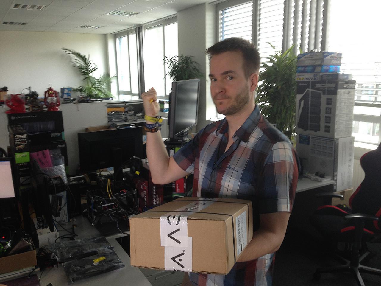 [05/06/2015] Auch diesen bösen Blick nehmen wir unserem Downsampling-Gott, der hier bei der Bildreportage schon wieder unglaublich oft präsent ist, nicht ab. Er mag sich ja ärgern, dass dieses Paket vielleicht zu spät auf seinem Schreibtisch gelandet ist, aber selbst dann ist in seinem Gesicht noch ein Grinsen zu finden. Vieleicht hat Raff sich aber auch vorgenommen als Kontrapunkt zum lustigen Bildmotiv mal besonders böse zu gucken. Gelungen ist ihm das unserer Meinung nach aber überhaupt nicht.