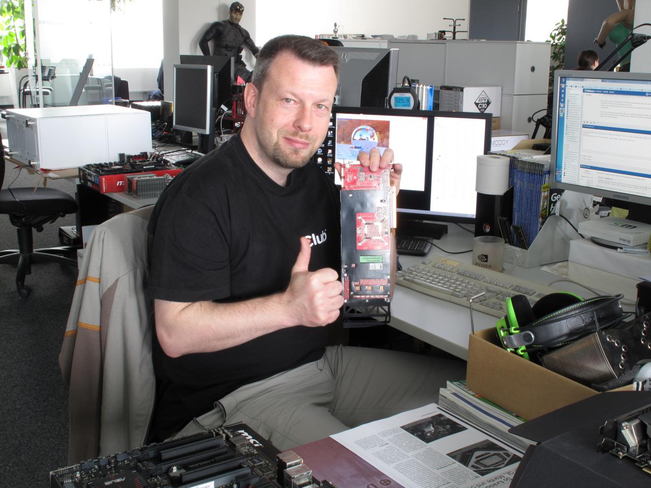 [12/06/2015] Kenner der GPU-Szene werden es sofort bemerkt haben: Diese AMD-Karte, die Herr Doktor Spille in die Kamera hält, ist weder die AMD Fury noch die R9 390X. Ein dreister Embargo-Bruch droht unserem langhaarigen Fotografen (und somit dem ganzen Verlag) also nicht. Doch was ist das dann jetzt eigentlich für ein schönes Kärtchen, das Carsten sein Eigen nennt und das just per Post kam? Spekulieren Sie doch gemeinsam mit unserem Redaktions-Dino per Kommentarfunktion.