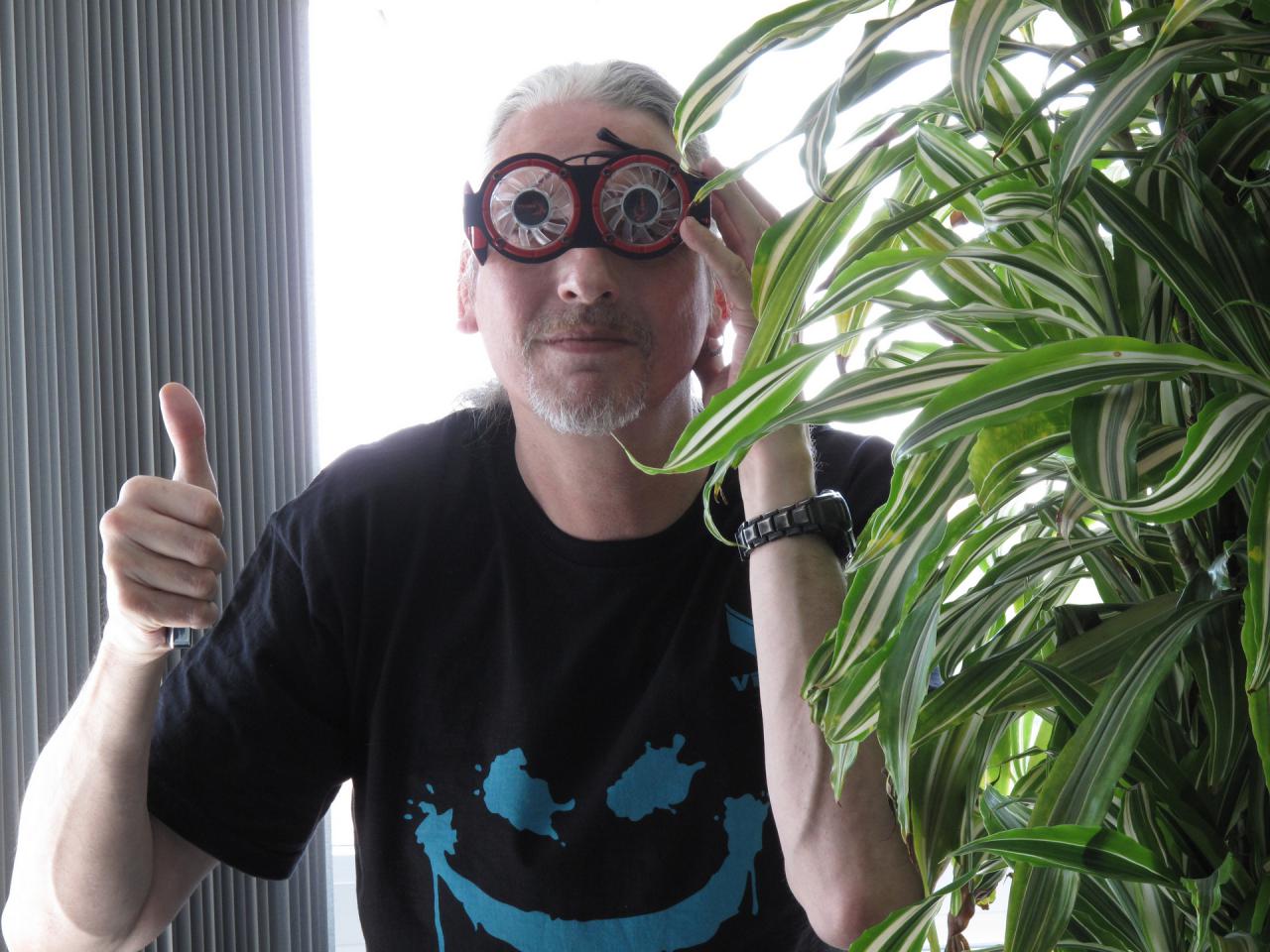 [12/06/2015] 14.6.2015: Dieses Bild ist der beste Beweis dafür, dass es in unserer Redaktion auch immer mal lustig zugeht. Ein Kollege, der für (fast) jeden Spaß zu haben ist, ist unser Spieleonkel. Als der Redaktions-Oldie diesen RAM-Kühler bei Doc Overclock Wilke auf dem Schreibtisch entdeckte, kam ihm sofort die Idee für diesen 