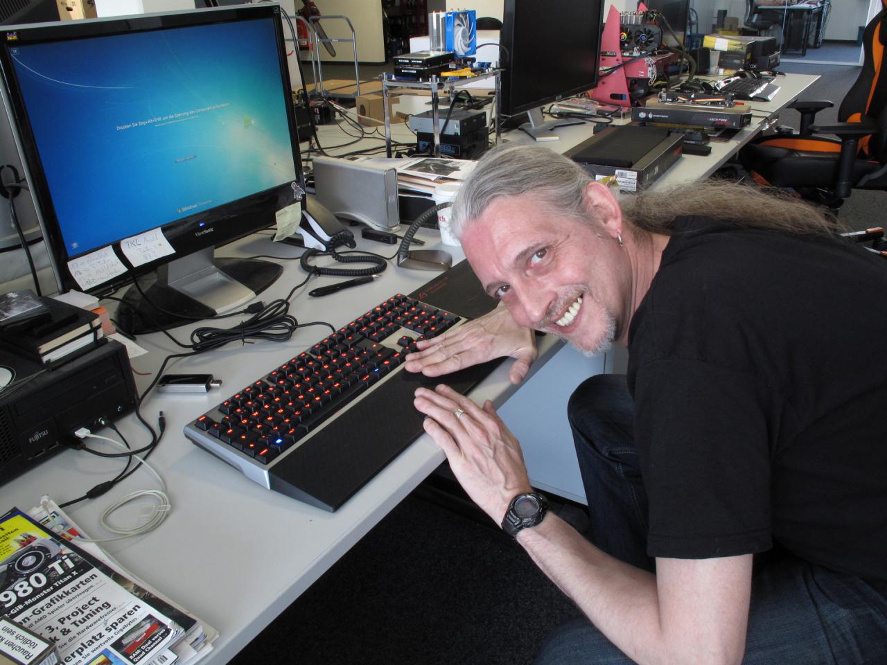 [12/06/2015] Testen ist zwar generell Arbeit, aber der Test dieser noch nicht einmal erhältlichen mechanischen Tastatur scheint dem PCGH-Tastatur-Papst sehr viel Spaß zu machen. Das ist nicht nur an seinem Gesichtsausdruck zu beobachten. Der Kollege mit der (fast) grauen Haarpracht scheint das gute Stück auch noch liebevoll zu streicheln - oder steht er gar auf das so schön griffige Gummi der Handballenablage? Wie auch immer, wenn der Spieleonkel schon beim Testen so viel Freude hatte, dürfen Sie einen tollen Artikel inklusive Video zum Embargofall am 16.6.2015 um 9:00 Uhr erwarten.